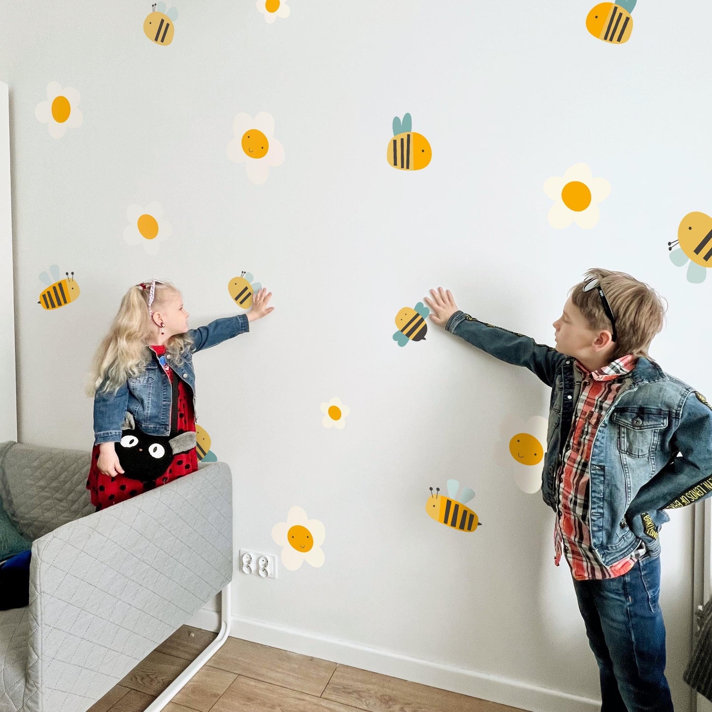 Stickers muraux abeilles et fleurs souriantes – Stickers muraux amusants et réutilisables pour la décoration d'une chambre d'enfant, d'une crèche ou d'une salle de classe maternelle