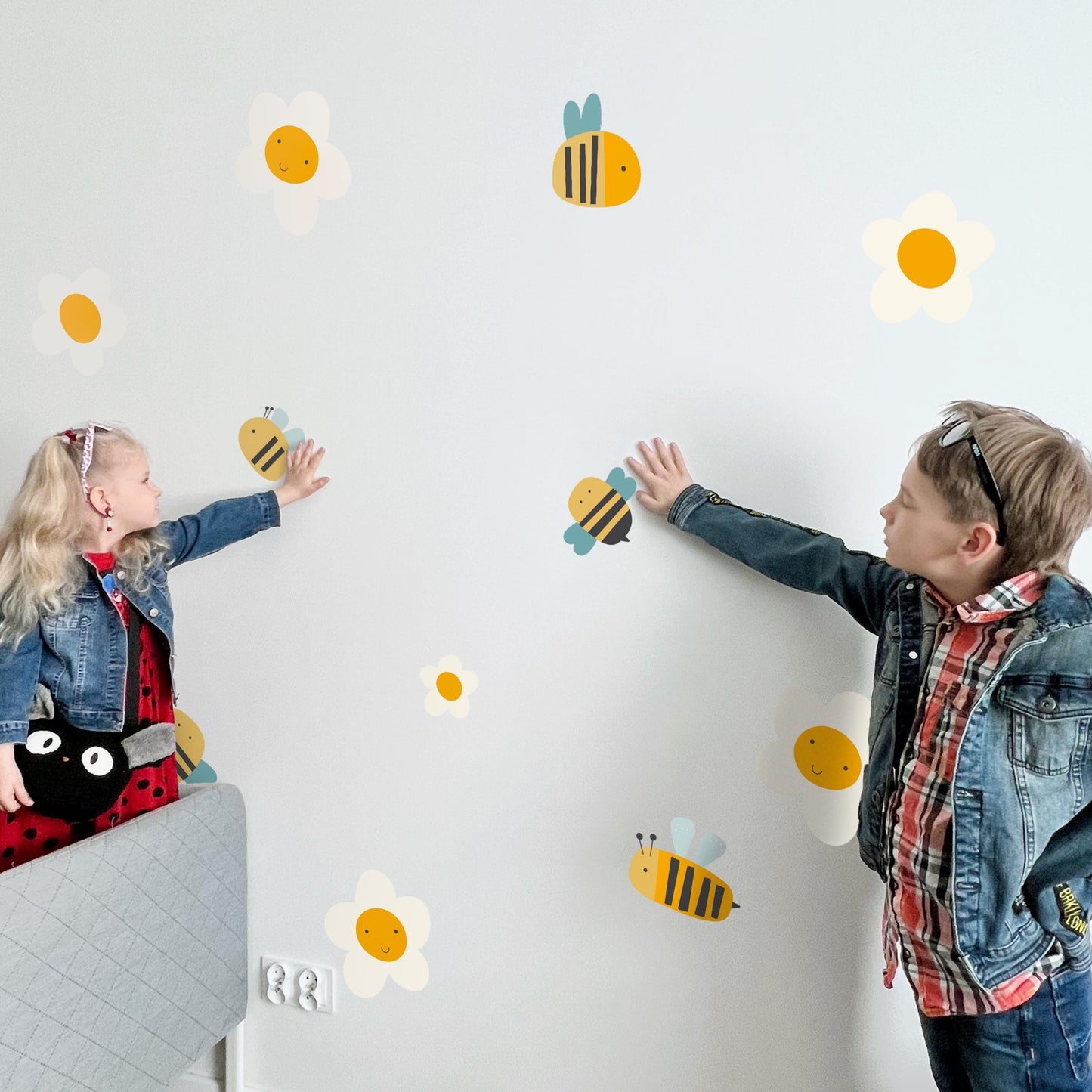 Stickers muraux abeilles et fleurs – Décoration murale pour chambre d'enfant inspirée de la nature, adorables autocollants réutilisables pour les espaces enfants
